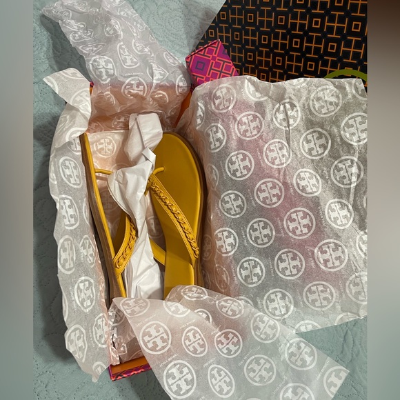 Tory Burch EVERLY Chain thong/ Paris sandal - Picture 2 of 6